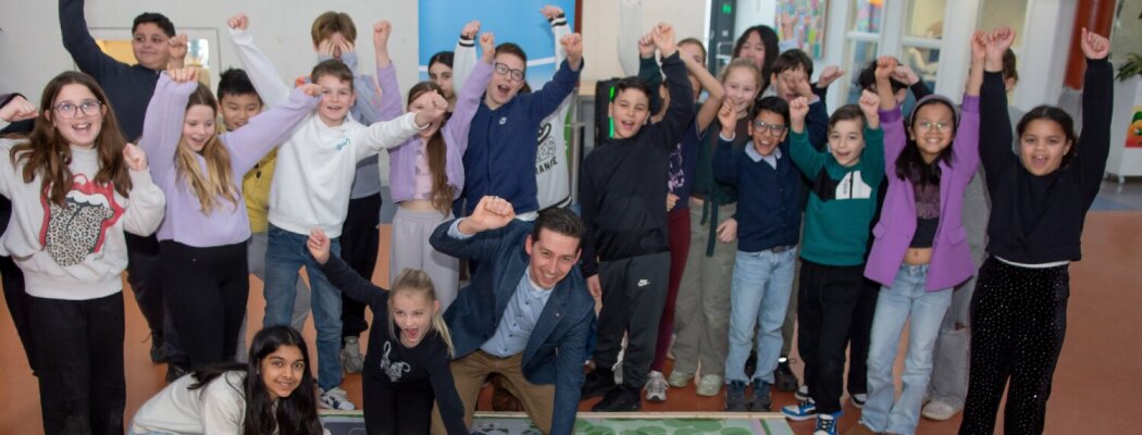 Leerlingen Brede School Legmeer onthullen ontwerp nieuw speelplein