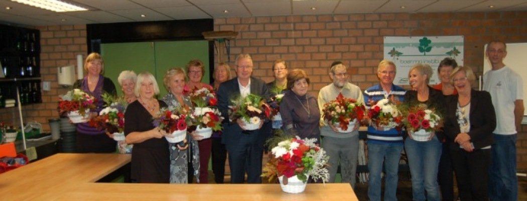 Mantelzorgers samen met Wethouder Verburg aan de slag bij Workshop bloemschikken bij instituut Boerma