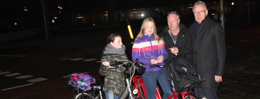 Wethouder Aalsmeer deelt fietsverlichting uit