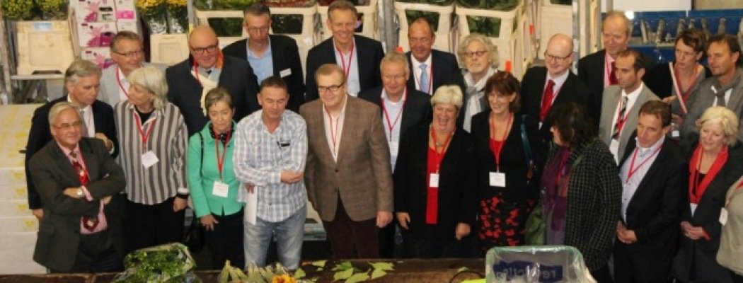 Wethouders Ad Verburg en Andreé van Es gingen samen met andere bestuurders aan het werk met mensen van Ons Tweede Thuis bij het sociale bedrijf Sijsner Flora Packing uit Aalsmeer