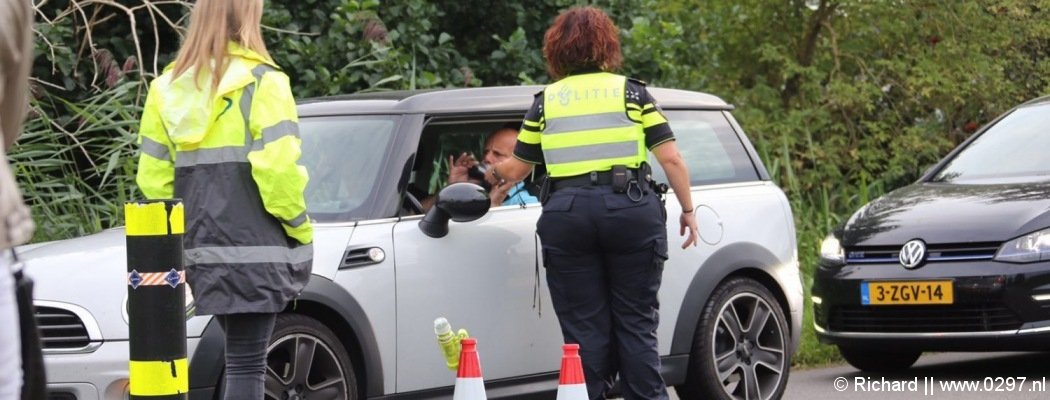 Politie controleert feestgangers in Vinkeveen