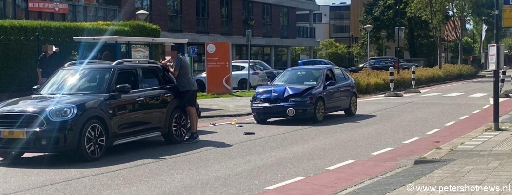 Auto's botsen op Kerklaan Vinkeveen