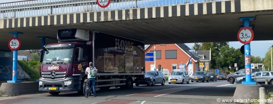 Vrachtwagen rijdt zich vast onder viaduct Vinkeveen