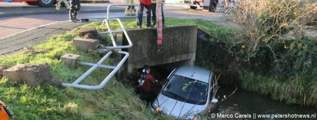 Auto te water in Aalsmeer: bestuurder gewond