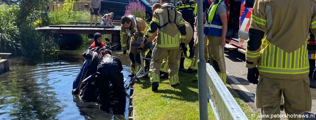 Duofiets te water in Wilnis, brandweer haalt slachtoffer uit het water