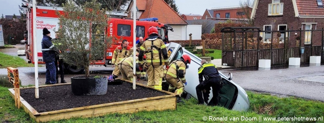 Brandweer haalt automobilist uit 'te water' geraakt voertuig Aalsmeer