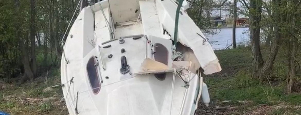 Gezonken boot uit Vinkeveense Plassen getakeld: eigenaar onbekend