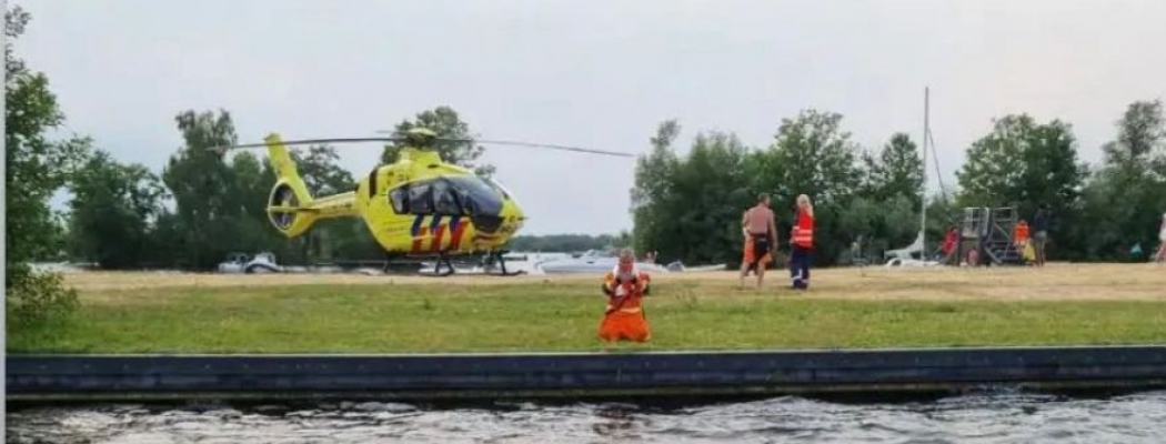 Traumahelikopter landt op eiland 8 in De Vinkeveense Plassen