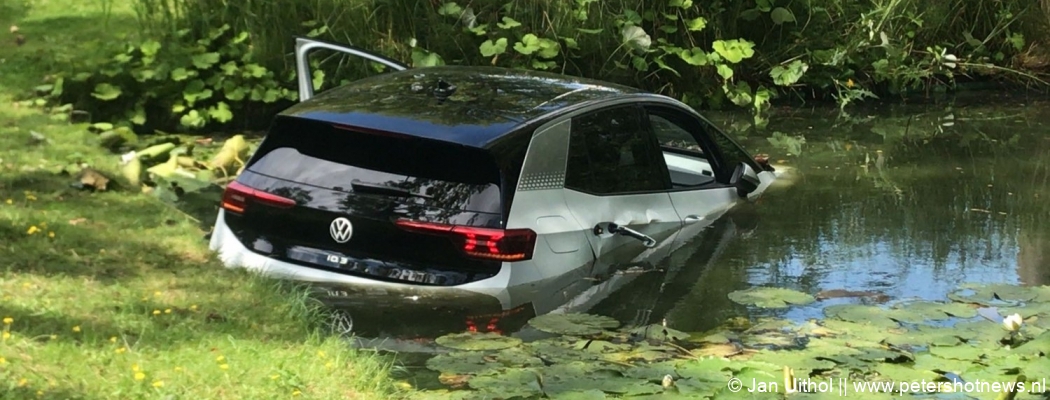 Auto te water Dreef Aalsmeer