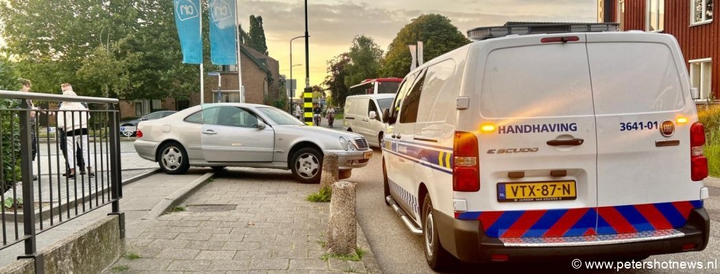 Auto belandt op paaltje na verlaten parkeerplaats Albert Heijn Vinkeveen