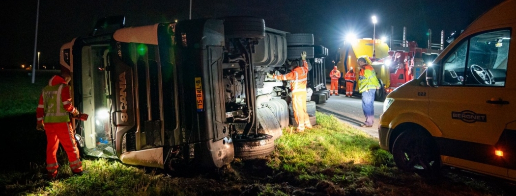 Vrachtwagen met pakketten kantelt op A2 bij Vinkeveen