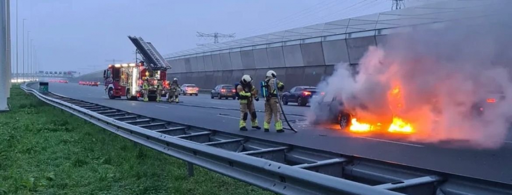 Brandende auto bij Breukelen veroorzaakt flinke file op A2 richting Amsterdam