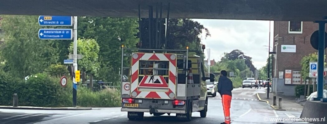 Wegafzetting rijdt zich klem onder viaduct Vinkeveen