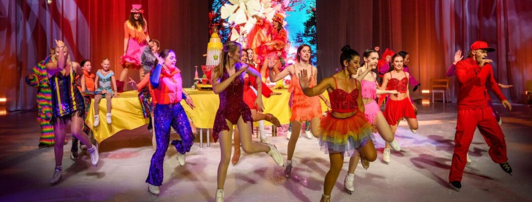 Musicalartiest en ondernemer Sabrine Hallewas, eigenaresse van Jeugd Theaterschool Uithoorn (JTSU), maakt deze kerstvakantie een bijzondere stap in haar carrière. Naast haar werk als musicalactrice en docent is Hallewas dit jaar zowel voor als achter de s