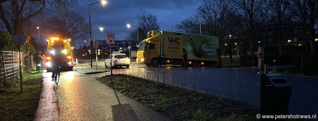 Vrachtwagen rijdt naast oprit Mijdrechtse Dwarsweg Vinkeveen