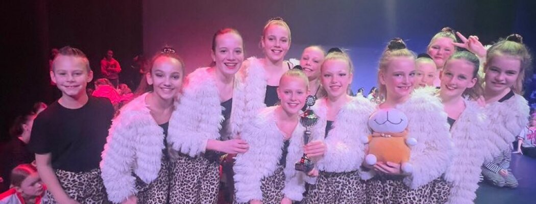 Enjoy's Dance valt in de prijzen tijdens de eerste wedstrijd van het seizoen!