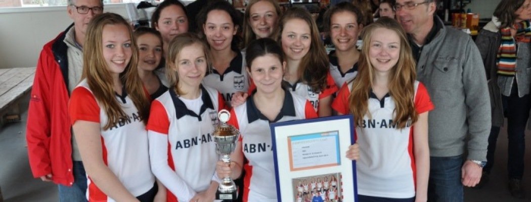 Zaalhockeykampioen ZMB2 HV Abcoude gehuldigd