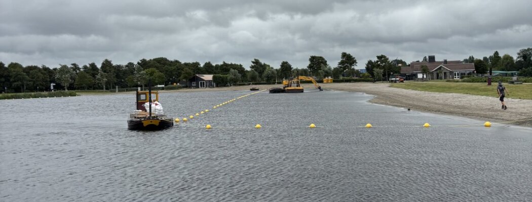 Ballenlijn markeert nieuwe zwemzone bij recreatiestrand Surfeiland