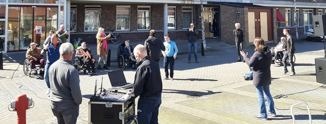 Zanger Mike Klein verrast mensen met een verstandelijke beperking in Vinkeveen