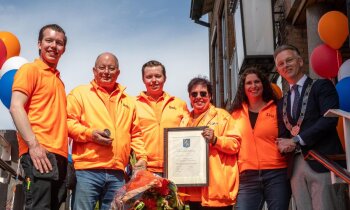 Rob Severin ontvangt Rozenpenning van Aalsmeer