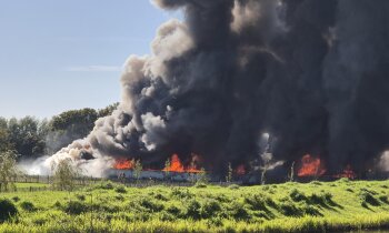 Zeer grote brand bij bedrijf aan Aalsmeerderweg in Aalsmeer