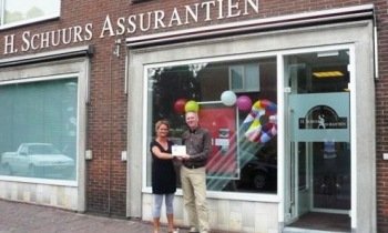SNS Regio Bank Wilnis reikt hoofdprijs uit van Midzomer Braderie Fotoprijsvraag