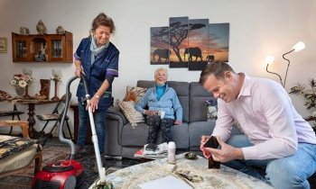 Er staan 250 collega's van kantoor te po...