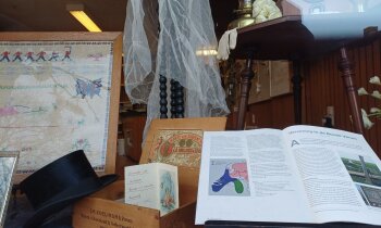 Huwelijksfoto’s van jaren vijftig in etalage Vinkeveen