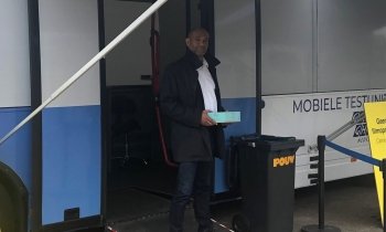 Werkbezoek wethouder De Robles aan  coronatestbus