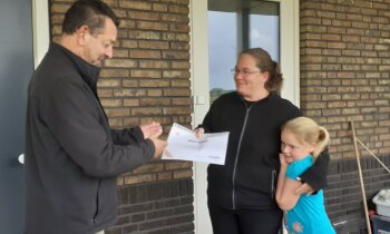 E.H.B.O Lucas Vinkeveen reikt prijs van de prijsvraag uit