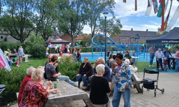 Buurt viert 5 jaar De Kuyper met gezellig feest op het plein