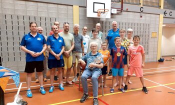 Meester trainer Veenland  Marten gehuldigd.