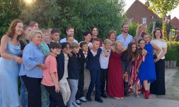 Groep 8 van De Optimist sluit basisschooltijd feestelijk af met musical en rode loper