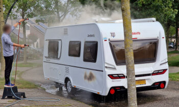 Buurman en brandweer grijpen in bij caravanbrand in Mijdrecht