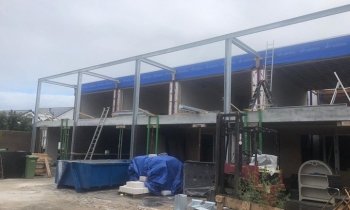 Staalconstructie gemaakt en helpen plaat...