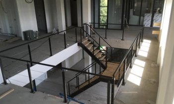Trappen en hekken gemaakt en geplaatst t...