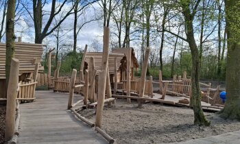 Inclusief speeltoestel feestelijk geopend bij kinderboerderij Boerenvreugd in Aalsmeer