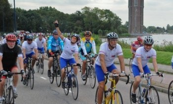 Aalsmeer omarmt Ride for the Roses: veel mensen in actie voor KWF Kankerbestrijding