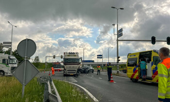 Verkeershinder op N201 door botsing op kruispunt bij Vinkeveen