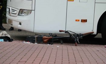 Fietser ernstig gewond na ongeluk met touringcar Aalsmeer