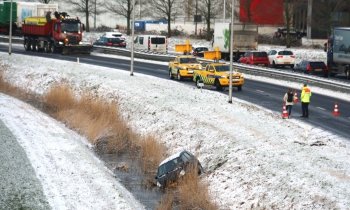Auto's te water in De Kwakel en Aalsmeer: hulpdiensten massaal in actie