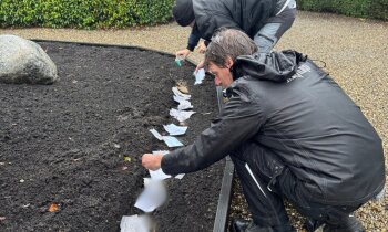 De Brievenbus voor 'Hemelpost' op begraafplaats Aalsmeer is geleegd