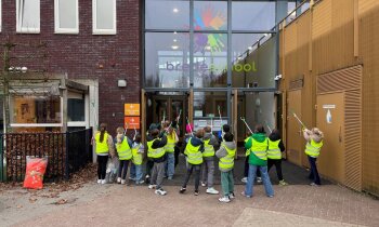 Basisschool De Kwikstaart ruimt zwerfafval op