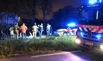 Hulpdiensten in actie voor te water geraakt persoon Aalsmeer