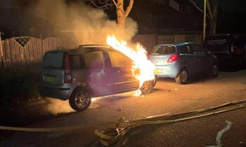 Auto in brand op Geraniumstraat Aalsmeer