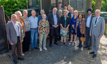 Burgemeester feliciteert gouden bruidsparen