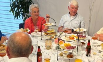 28 gouden echtparen genieten van feestelijke high tea in gemeentehuis Mijdrecht