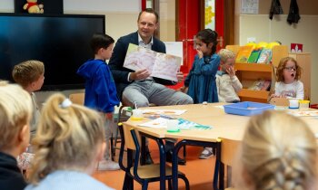 College leest voor tijdens Kinderboekenweek: samen genieten van verhalen