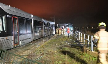 Ernstig ongeluk tussen auto en tram Uithoorn, drie gewonden