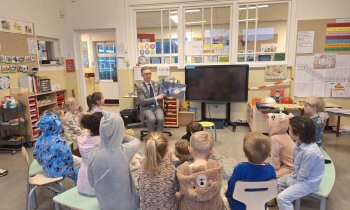 Burgemeester en wethouder lezen voor tijdens Nationale Voorleesdagen